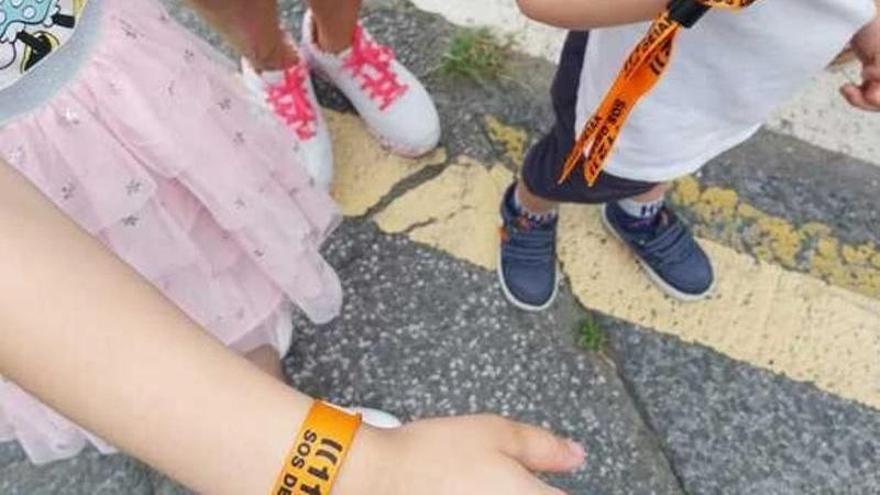 Niños con pulseras identificativas