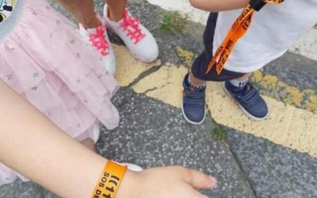 Niños con pulseras identificativas