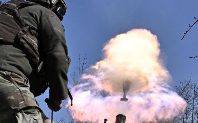 Un soldado ucraniano lanza un proyectil sobre las tropas rusas en Bajmut.