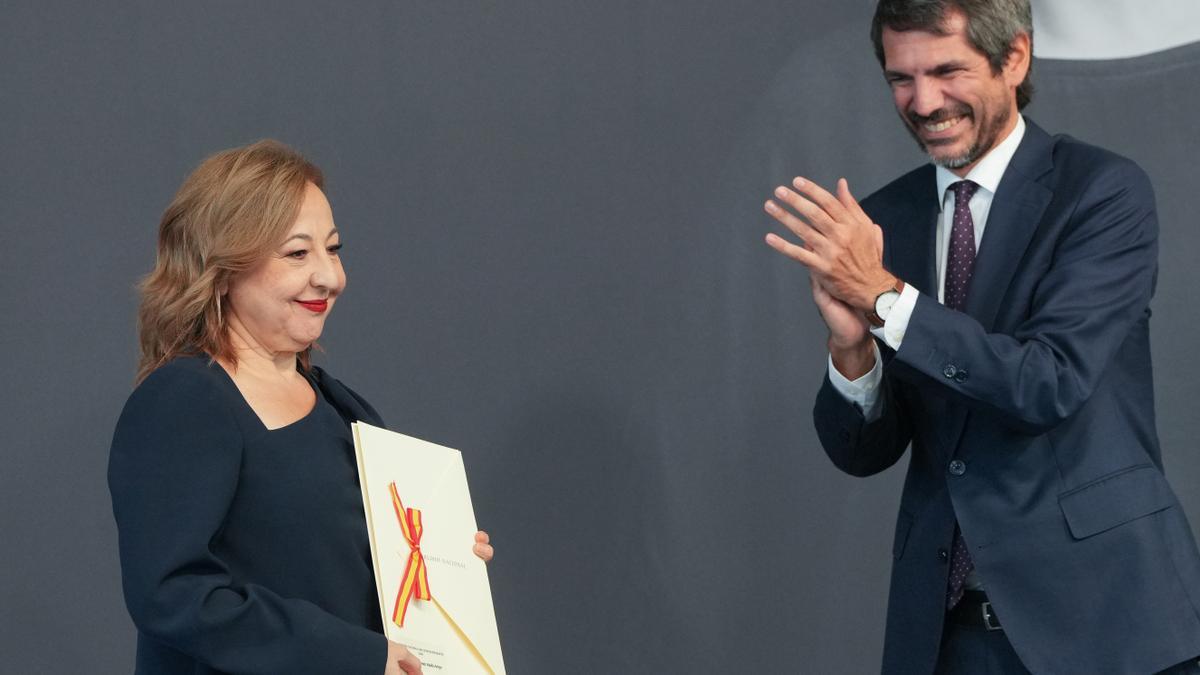 La actriz Carmen Machi (i), acompañada del ministro de Cultura, Ernest Urtasun (d), durante la ceremonia de entrega del Premio Nacional de Cinematografía.