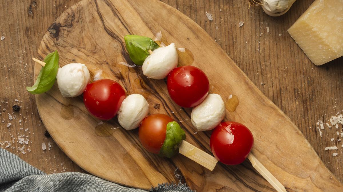 Brochetas de mozarella y cherrys, una opción saludable para picar entre horas.