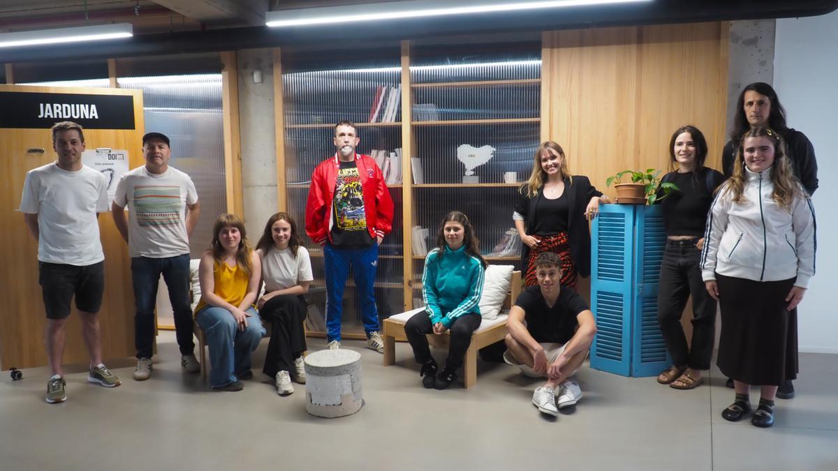 Presentación de los artistas seleccionados para dar forma a sus proyectos en la becha Xabier Aranbarri.