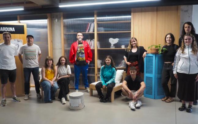 Presentación de los artistas seleccionados para dar forma a sus proyectos en la becha Xabier Aranbarri.