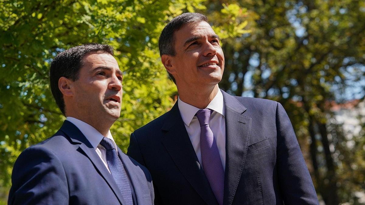 El lehendakari, Imanol Pradales, con el presidente español, Pedro Sánchez