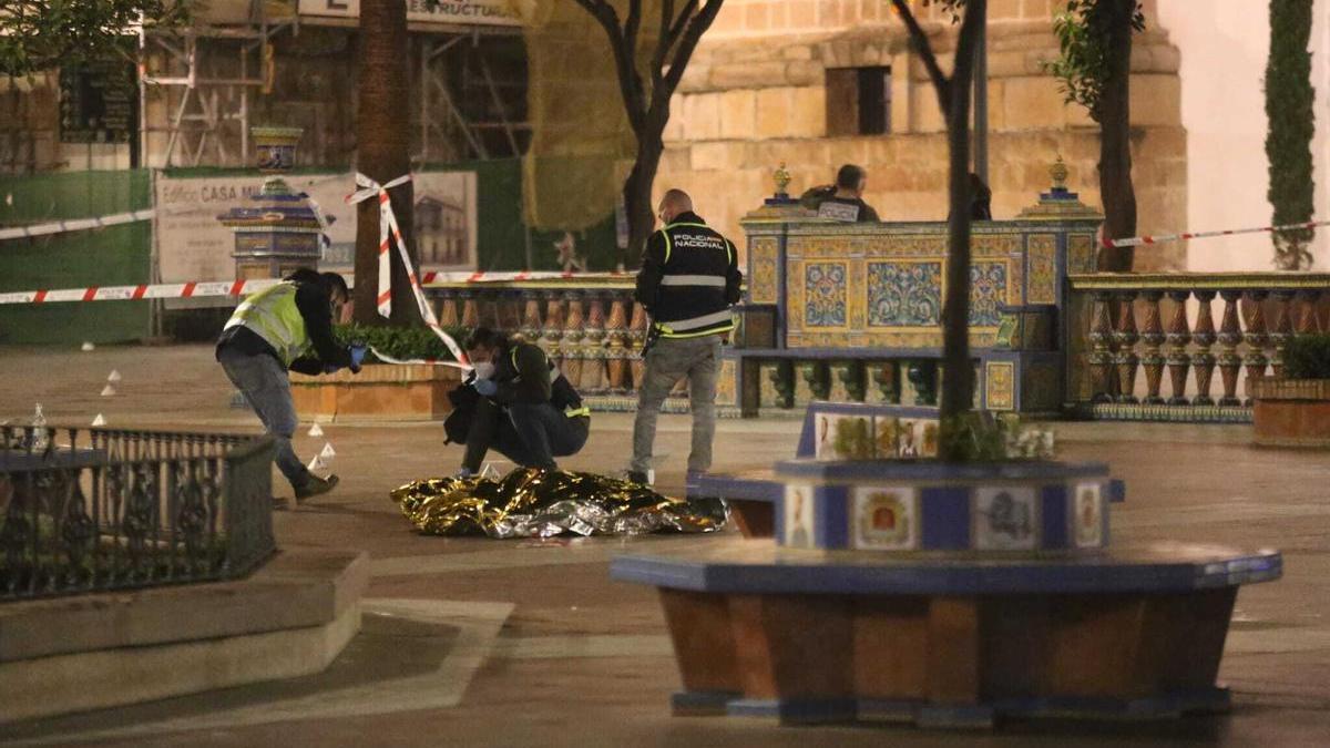 Efectivos sanitarios y policiales cubren el cadáver del sacristán fallecido en Algeciras.
