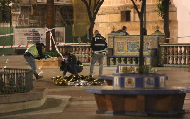 Efectivos sanitarios y policiales cubren el cadáver del sacristán fallecido en Algeciras. Efectivos sanitarios y policiales cubren el cadáver del sacristán fallecido en Algeciras.