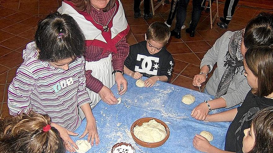 Taller de elaboración de txoripanes en una pasada edición. | FOTO: CEDIDA