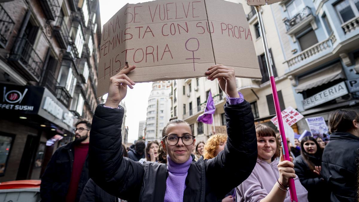 Una joven con una pancarta durante una manifestación convocada por el Sindicato de Estudiantes y ‘Libres y Combativas’, por el 8M.