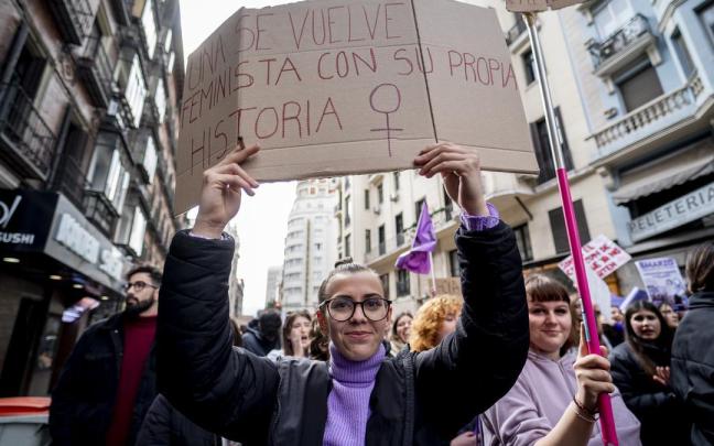 Una joven con una pancarta durante una manifestación convocada por el Sindicato de Estudiantes y ‘Libres y Combativas’, por el 8M. Una joven con una pancarta durante una manifestación convocada por el Sindicato de Estudiantes y ‘Libres y Combativas’, por el 8M.