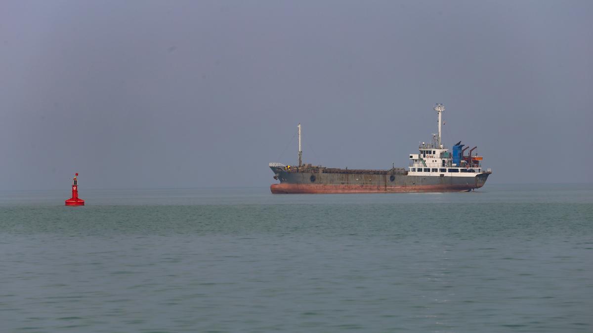 Un enorme buque de carga navega por el estrecho de Ormuz.