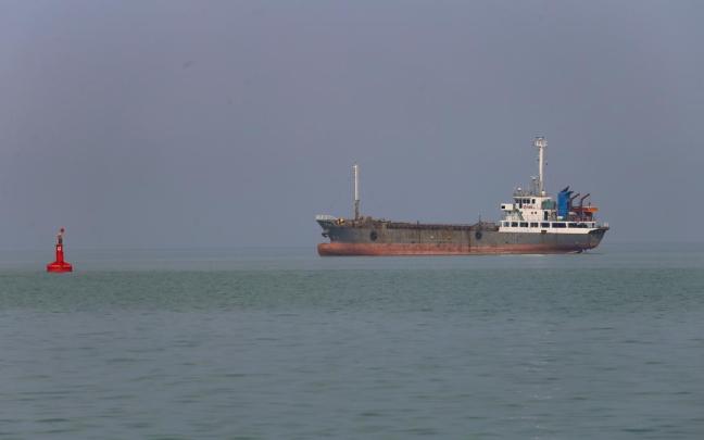 Un enorme buque de carga navega por el estrecho de Ormuz.