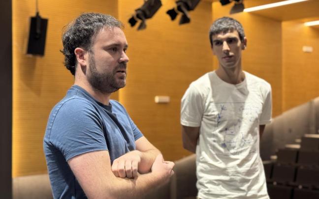 El músico arrasatearra Peru Altube y el edil Andoni Arratibel.