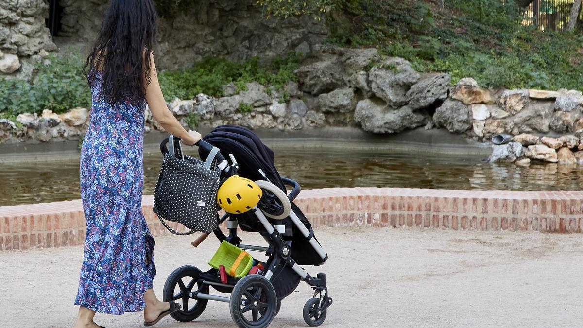 Una persona pasea con un carrito de bebé