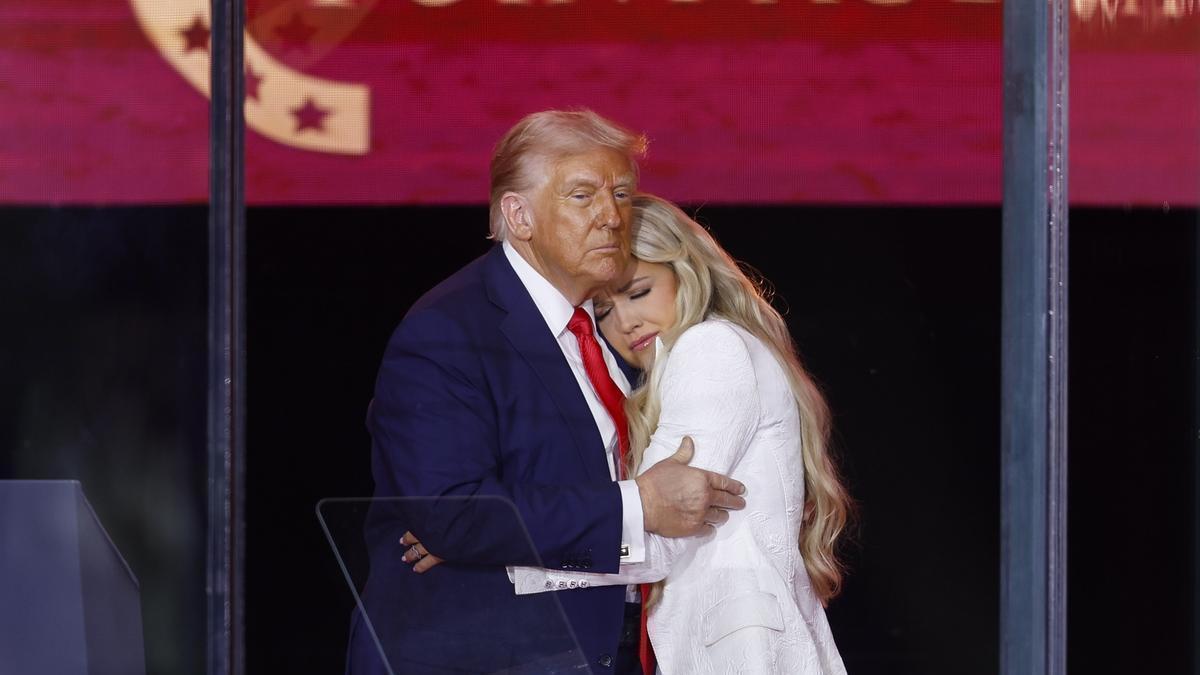 Donald Trump abraza a Erika Kirk durante el homenaje a su esposo Charlie Kirk, este domingo.