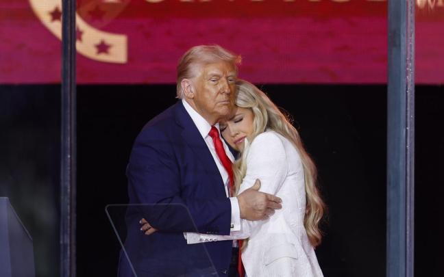 Donald Trump abraza a Erika Kirk durante el homenaje a su esposo Charlie Kirk, este domingo.