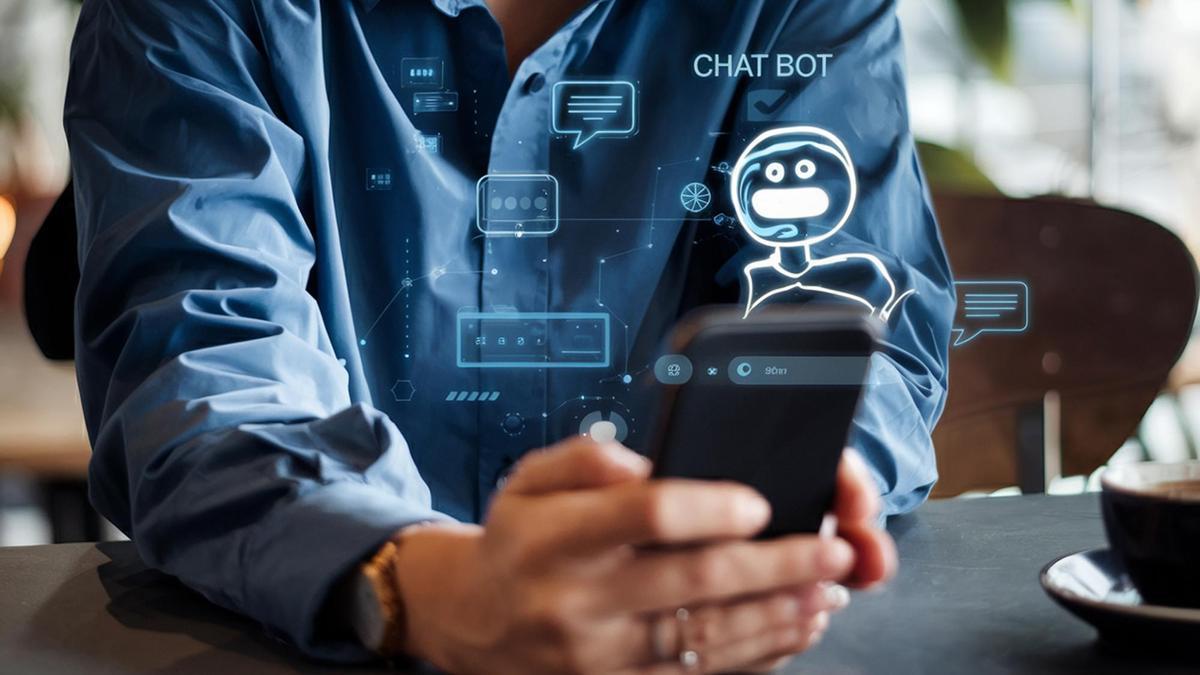 Un hombre chatea con un chat bot.