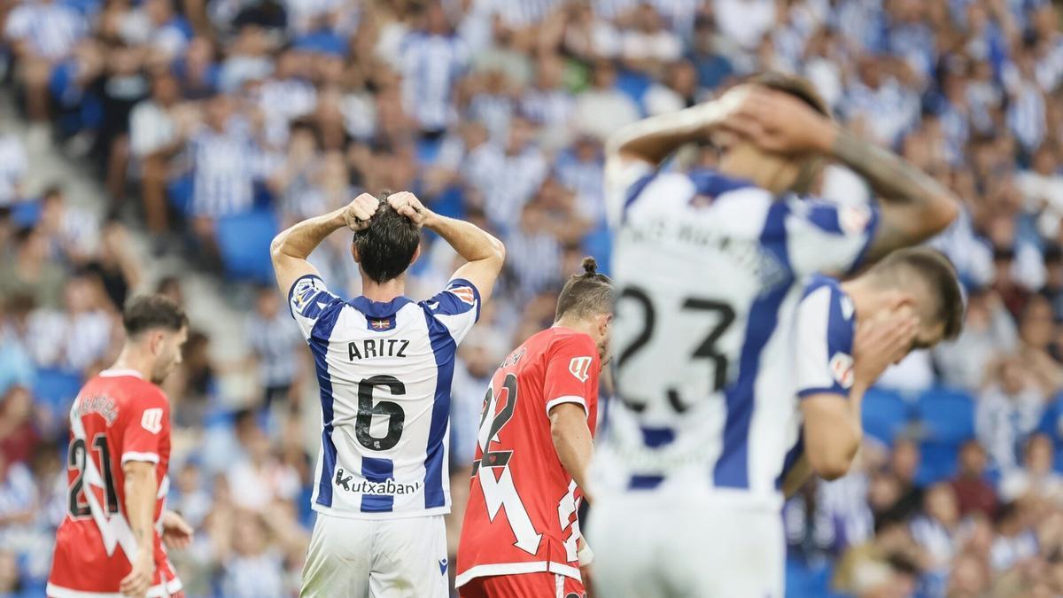 La Real va cayendo frente al Rayo en Anoeta . / JAVIER COLMENERO