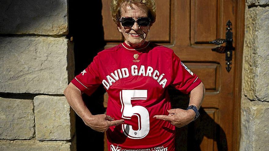 Encarna Ilarregui, abuela de David García, posa en la puerta de su casa de Ibero con una camiseta de su nieto.