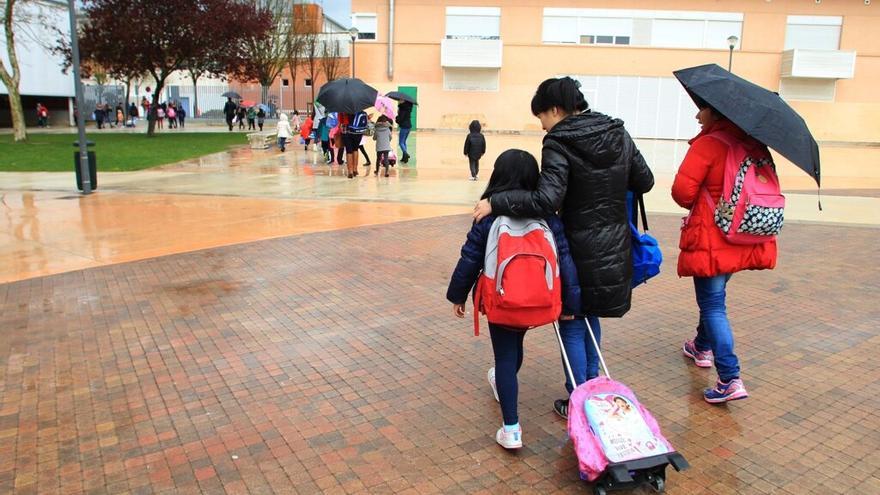 Familias acceden a un colegio público de la Comarca de Pamplona