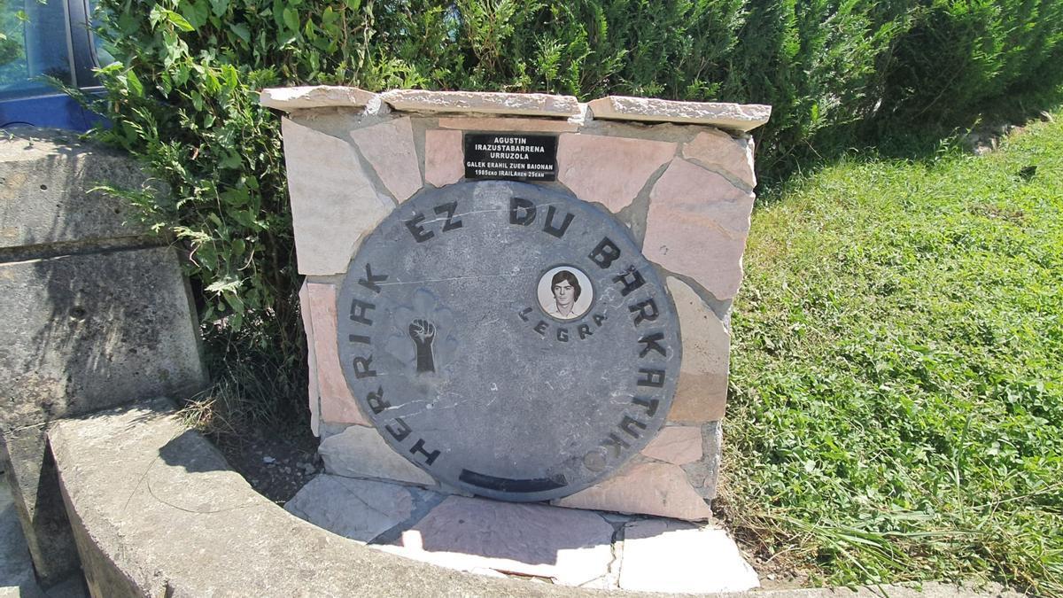 Monolito en homenaje a Agustin Irazustabarrena