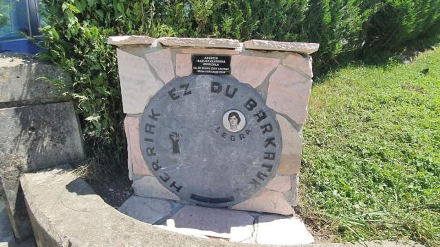 Monolito en homenaje a Agustin Irazustabarrena