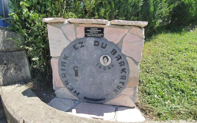 Monolito en homenaje a Agustin Irazustabarrena