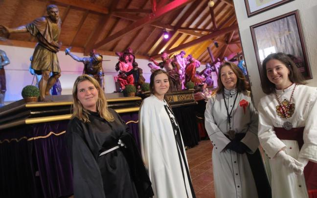 Mujeres cofrades a capirote descubierto