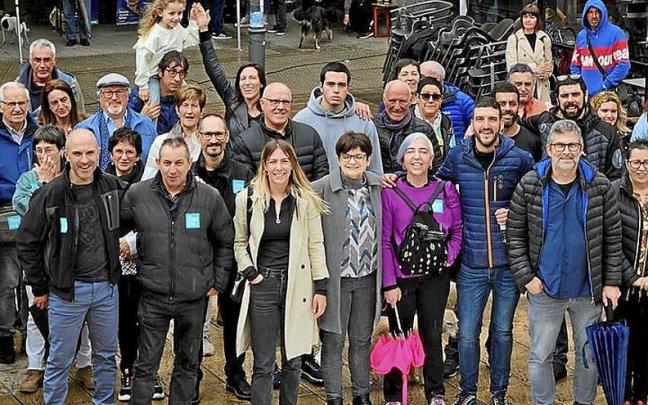 María del Río, en el centro, en la plaza Ugarte de Otxarkoaga.