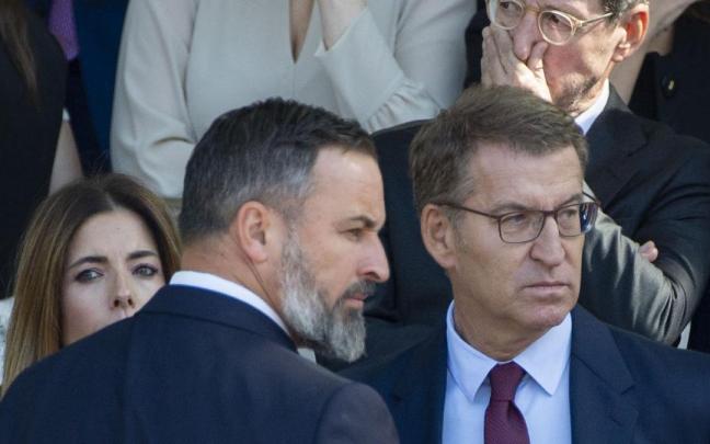 Abascal y Feijóo, durante un desfile del 12 de octubre.