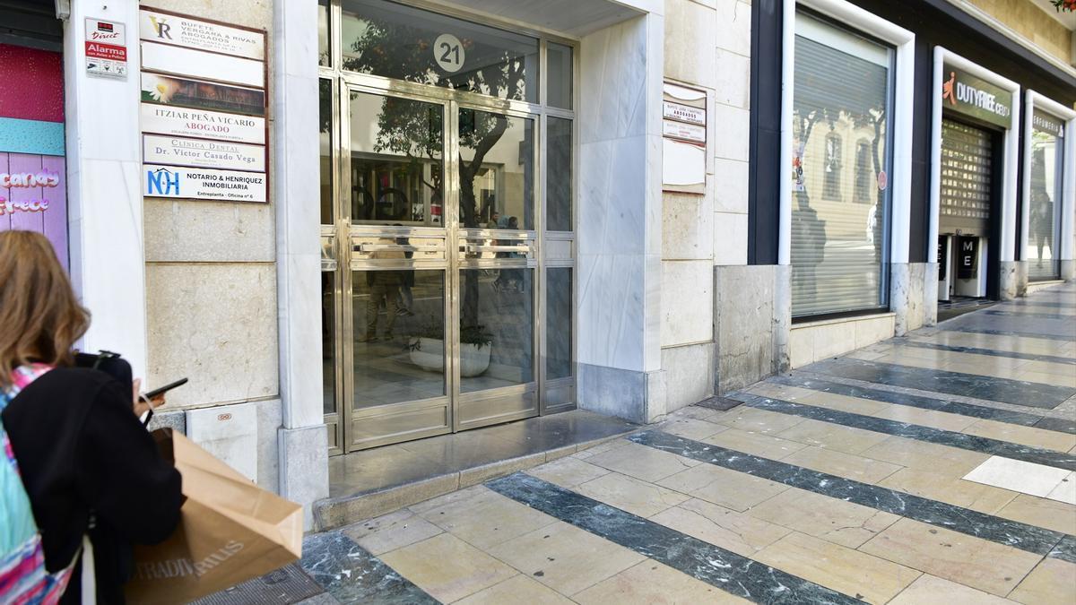 Portal del domicilio del exconsejero de Sanidad de Ceuta, Javier Guerrero.