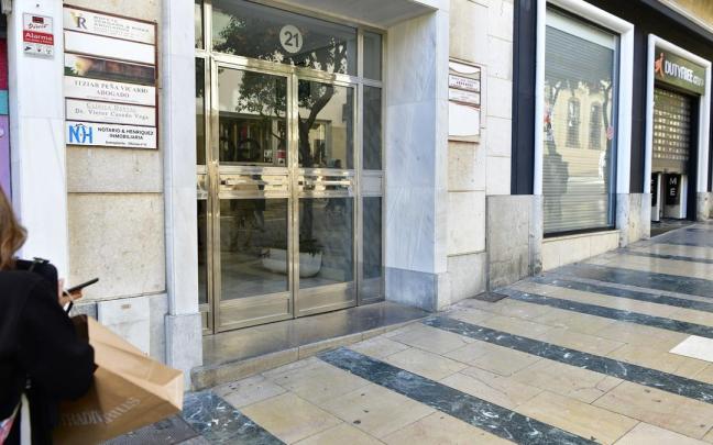 Portal del domicilio del exconsejero de Sanidad de Ceuta, Javier Guerrero.