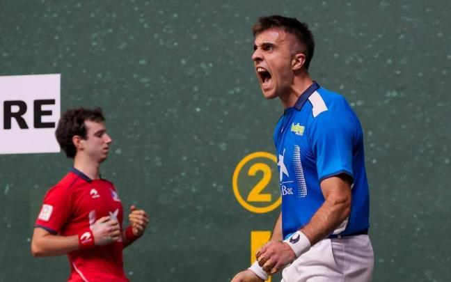 Peña celebra con furia un tanto, con Martija al fondo.