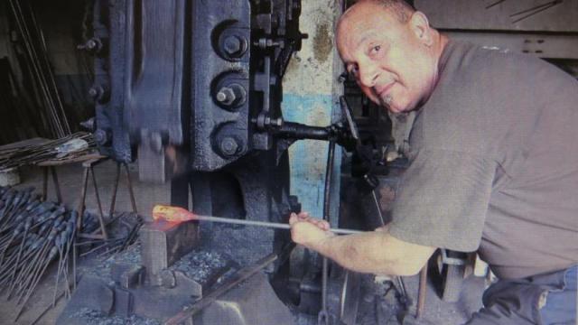 Ricardo Mediavilla, en 2016, forjando clavos para la nao San Juan.