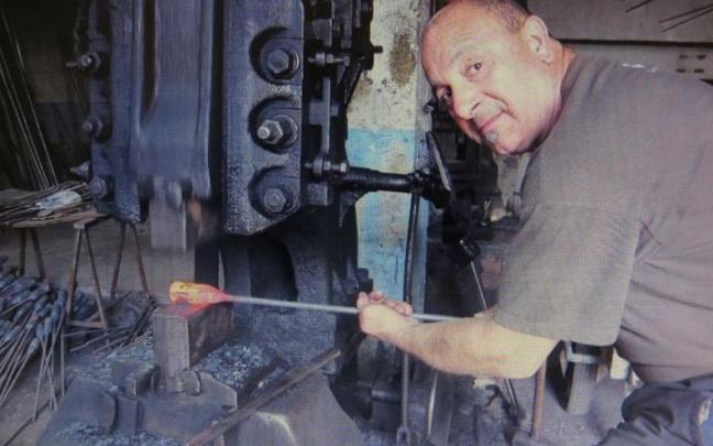 Ricardo Mediavilla, en 2016, forjando clavos para la nao San Juan.