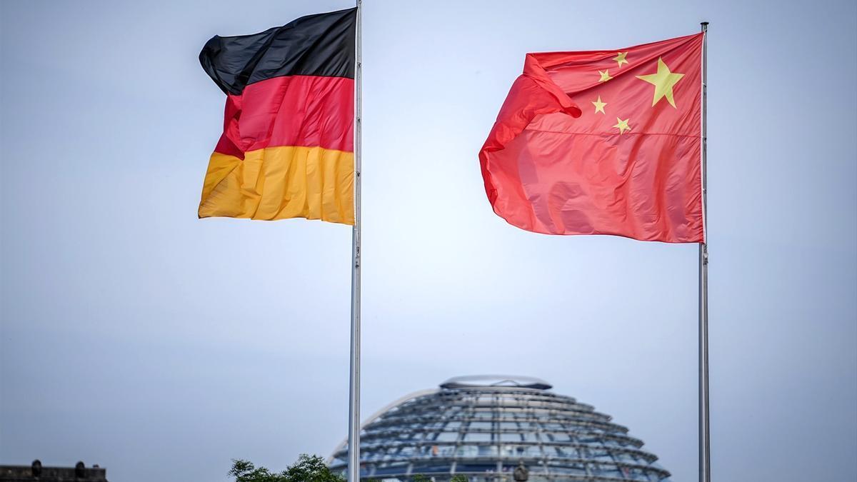 Una bandera de Alemania ondea junto a una de China frente a la Cancillería.