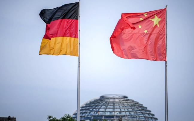 Una bandera de Alemania ondea junto a una de China frente a la Cancillería.