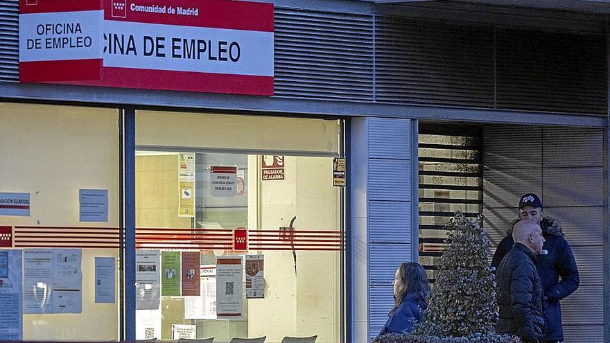 Varias personas en la puerta de una oficina del SEPE en Madrid. | FOTO: E.P.