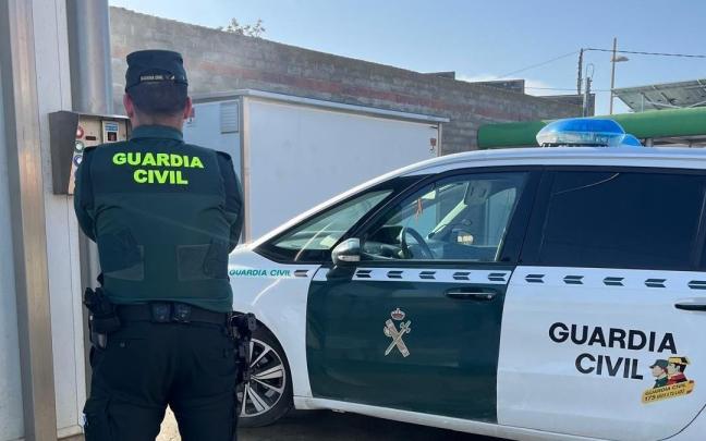 Un agente de la Guardia Civil junto a su vehículo. / EP Un agente de la Guardia Civil junto a su vehículo.