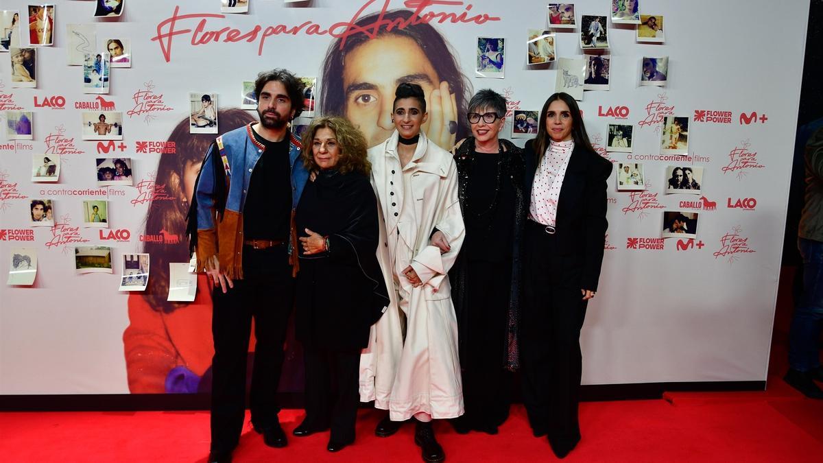 Guillermo Furiase, Lolita Flores, Alba Flores, Ana Villa y Elena Furiase durante la premiere de la película documental 'Flores para Antonio'
