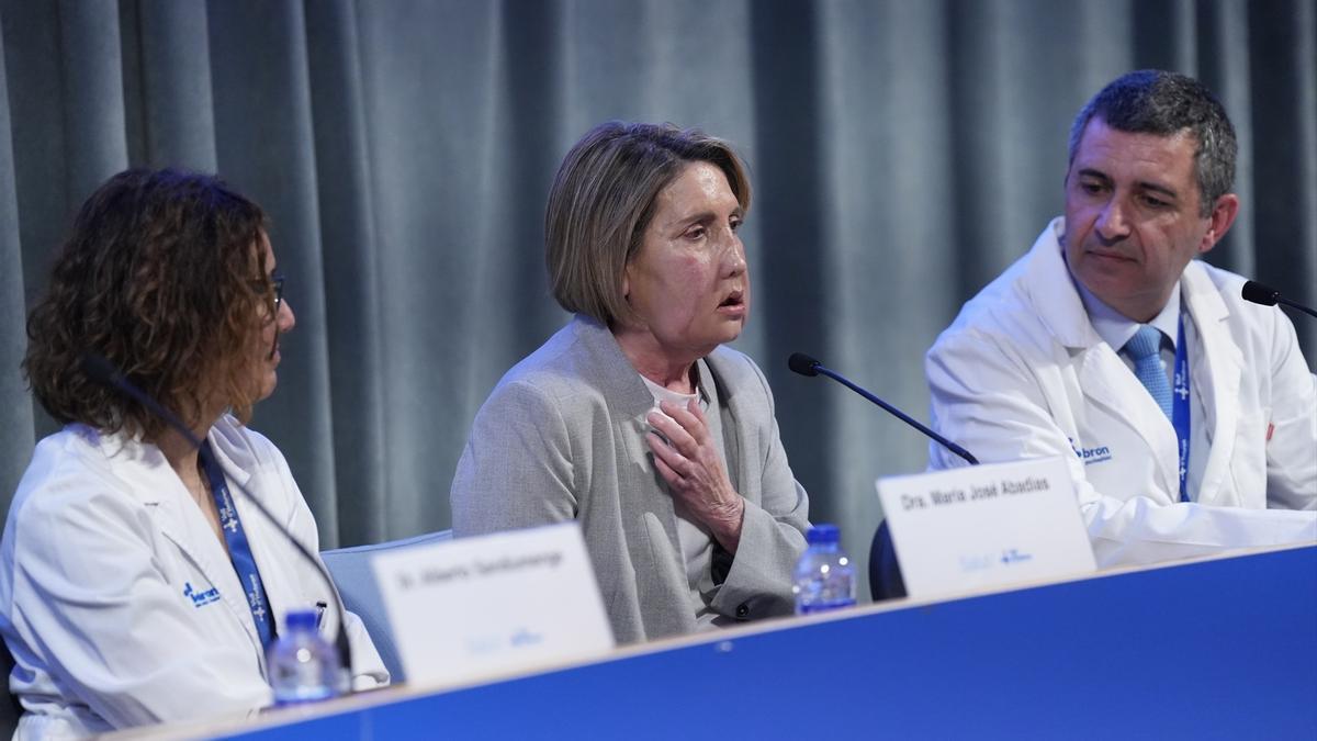 La paciente que recibió el trasplante interviene durante una rueda de prensa, en el Hospital Vall d'Hebron, a 2 de febrero de 2026.