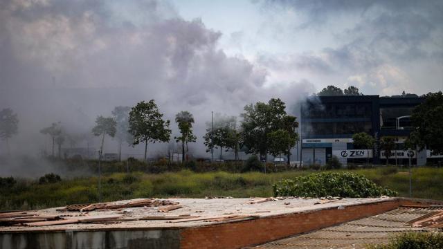 La nube tóxica provocada por el incendio del sábado en Vilanova i la Geltrú (Barcelona). / EP La nube tóxica provocada por el incendio del sábado en Vilanova i la Geltrú (Barcelona).