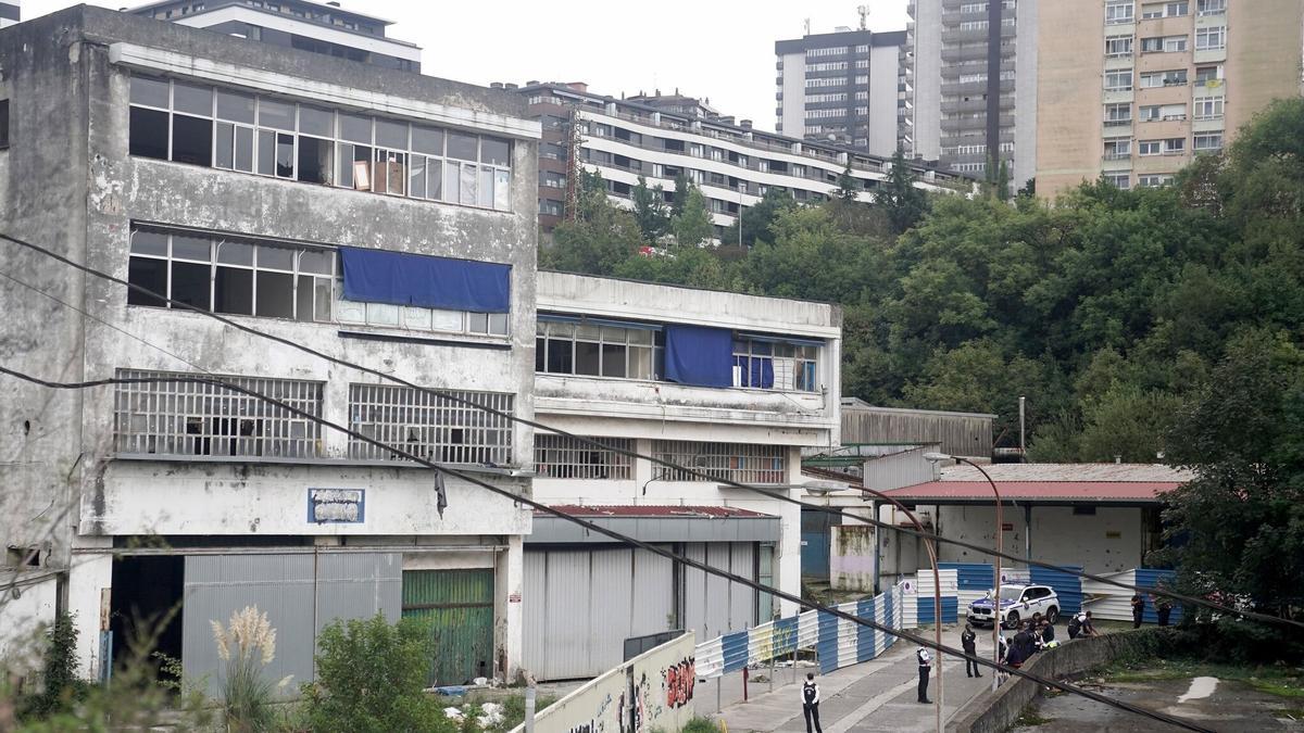 Imagen de una operación policial de identificación en los pabellones ocupados de Herrera / Ruben Plaza