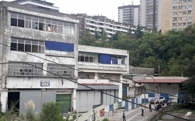 Imagen de una operación policial de identificación en los pabellones ocupados de Herrera / Ruben Plaza