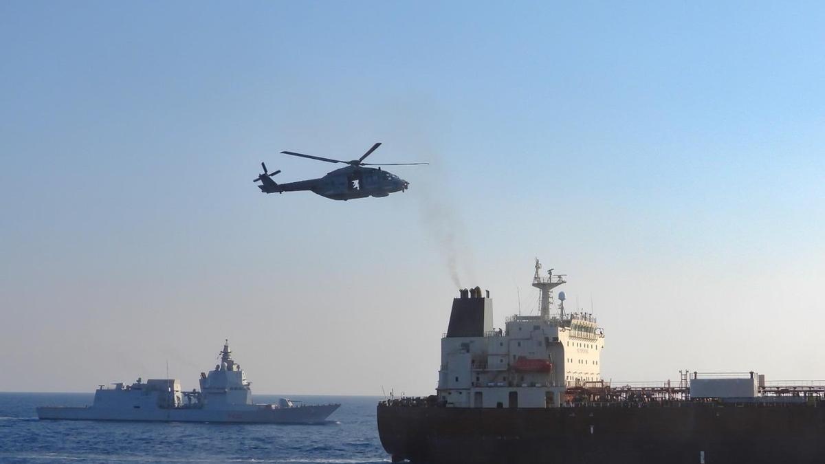Abordaje del petrolero 'Toa Payoh' por los efectivos de la fragata italiana de la EUNAVFOR 'Thaon di Revel', a 2 de agosto de 2026