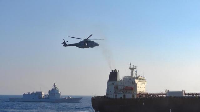 Abordaje del petrolero 'Toa Payoh' por los efectivos de la fragata italiana de la EUNAVFOR 'Thaon di Revel', a 2 de agosto de 2026