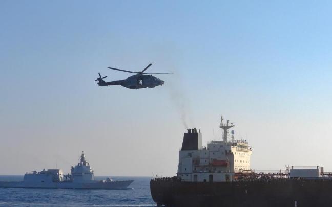 Abordaje del petrolero 'Toa Payoh' por los efectivos de la fragata italiana de la EUNAVFOR 'Thaon di Revel', a 2 de agosto de 2026