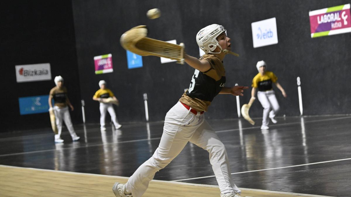 Helena Barrenetxea y Arai Lejardi ganan el Winter Series tras superar a Elaia Gogenola y Oaia Otaño en Durango.