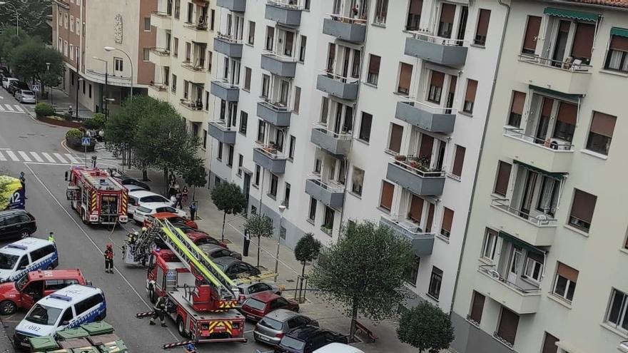 Camiones de Bomberos en el exterior del edifico.