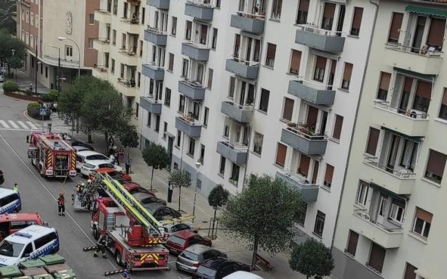 Camiones de Bomberos en el exterior del edifico.