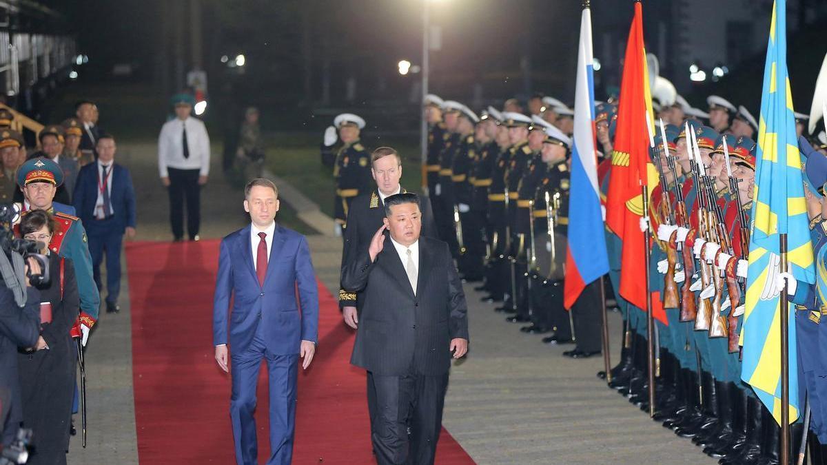 Recibimiento del líder de Corea de Norte a su llegada a Rusia.